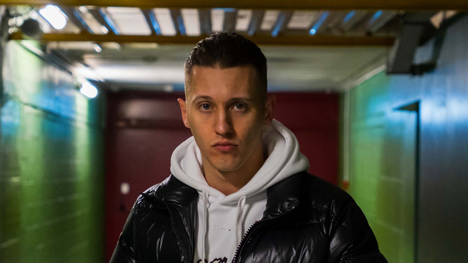 Massimo Pericolo annuncia il concerto al Forum di Assago con il brano